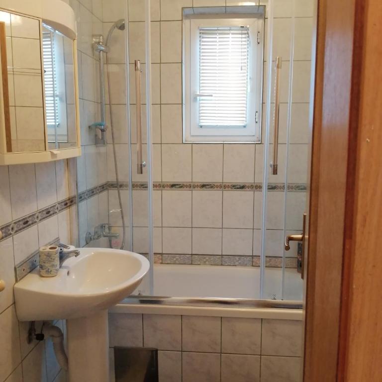 Amina River Apartment - Three-Bedroom Apartment with Lake View - 21