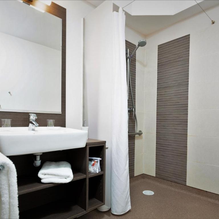 Forme-hotel & Spa Montpellier Sud-Est - Parc Expositions - Arena - Chambre Triple Familiale 2 Chambres (2 Adultes + 1 Enfant) - 4