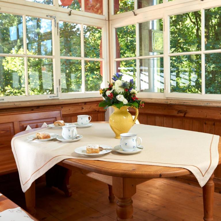 Berggasthof Einoedsbach - Vierbettzimmer mit Balkon - 1