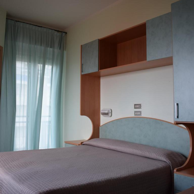Hotel Martinez - Camera Familiare con Vista Mare - 4