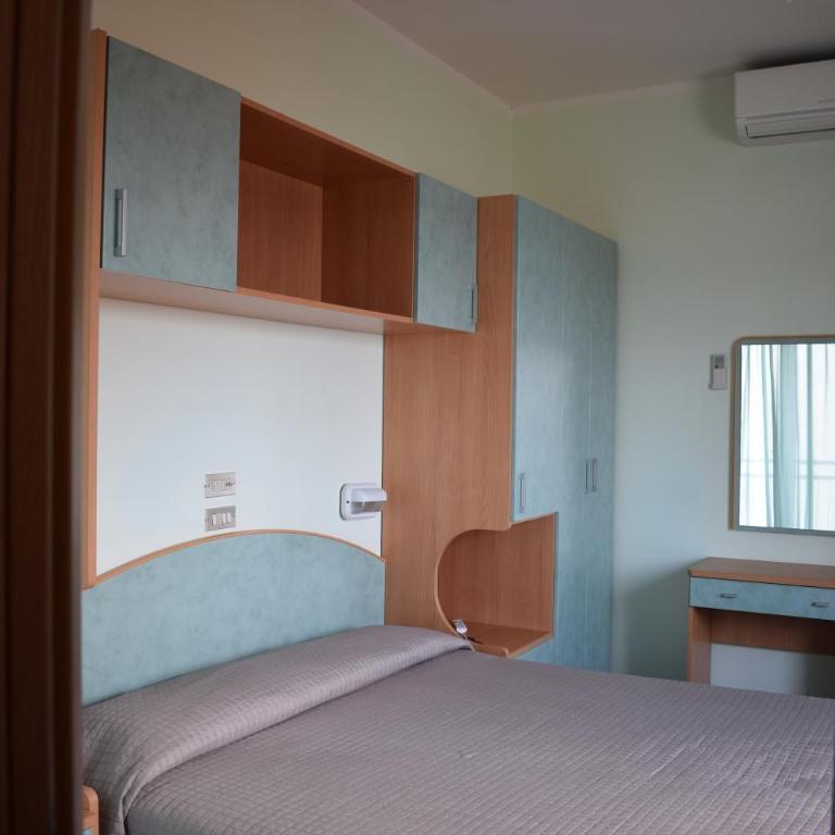 Hotel Martinez - Camera Familiare Standard - 4