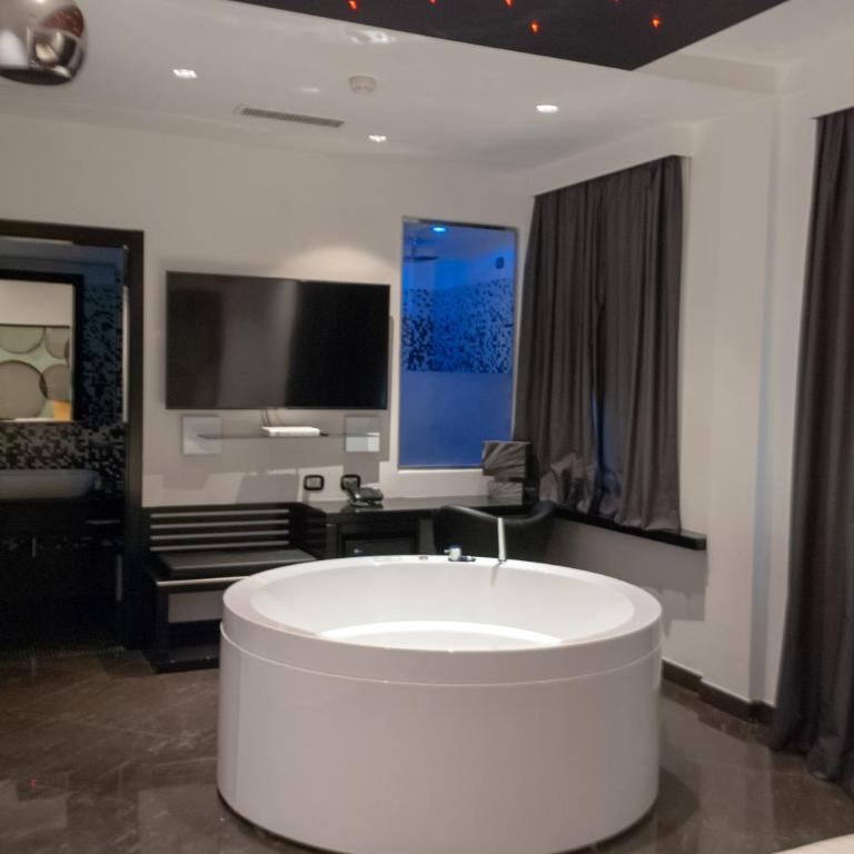 JC Hotel - Suite with Hot Tub - 28