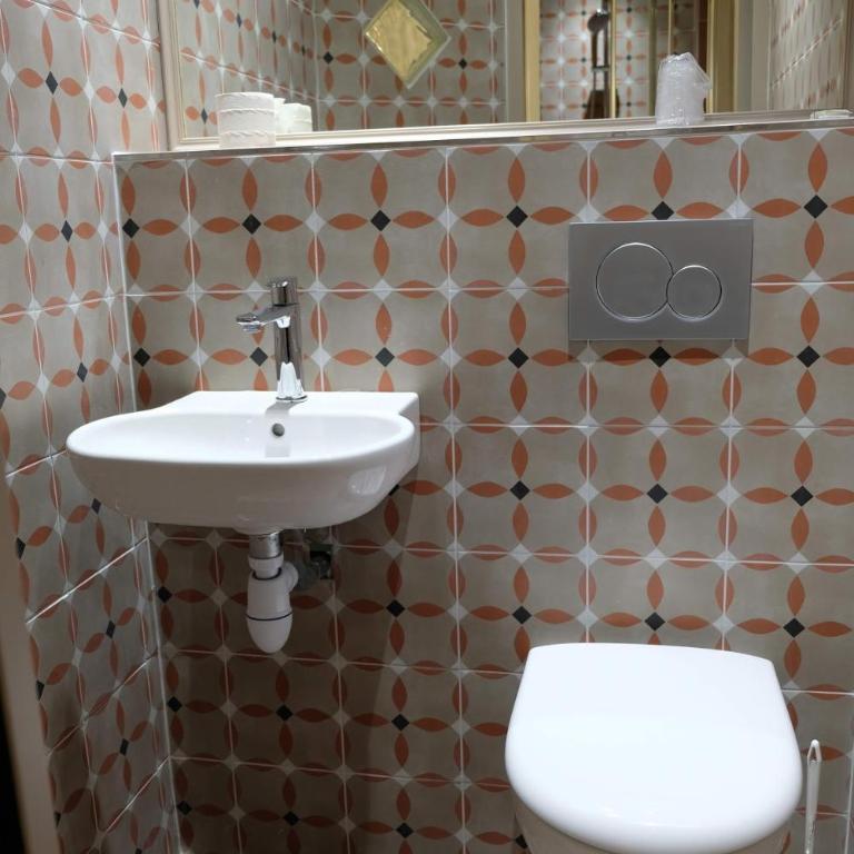 Hôtel Marignan - Chambre Double avec Douche et Toilettes - 4