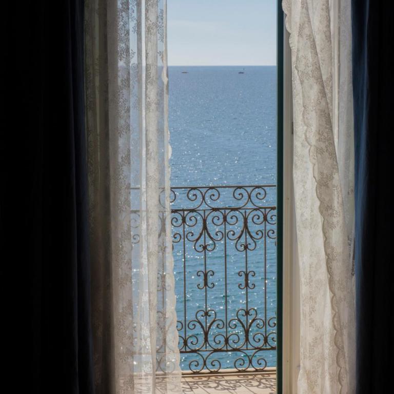 B&B Le finestre sul mare - Deluxe Double Room with Balcony and Sea View - 2