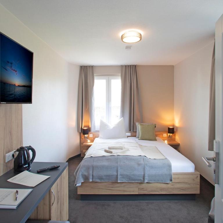 Hotel & Gutsgasthaus Köberle - Kleines Doppelzimmer mit separatem Badezimmer - 3