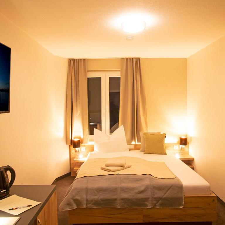 Hotel & Gutsgasthaus Köberle - Kleines Doppelzimmer mit separatem Badezimmer - 5