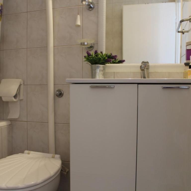 Full View - Apartment With Shared Bathroom - 11