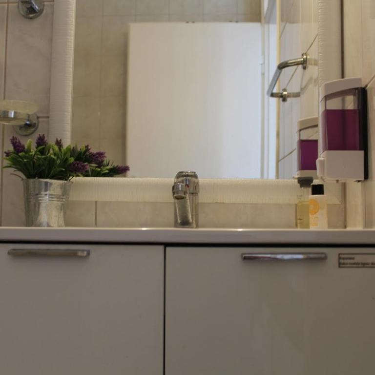 Full View - Apartment With Shared Bathroom - 12