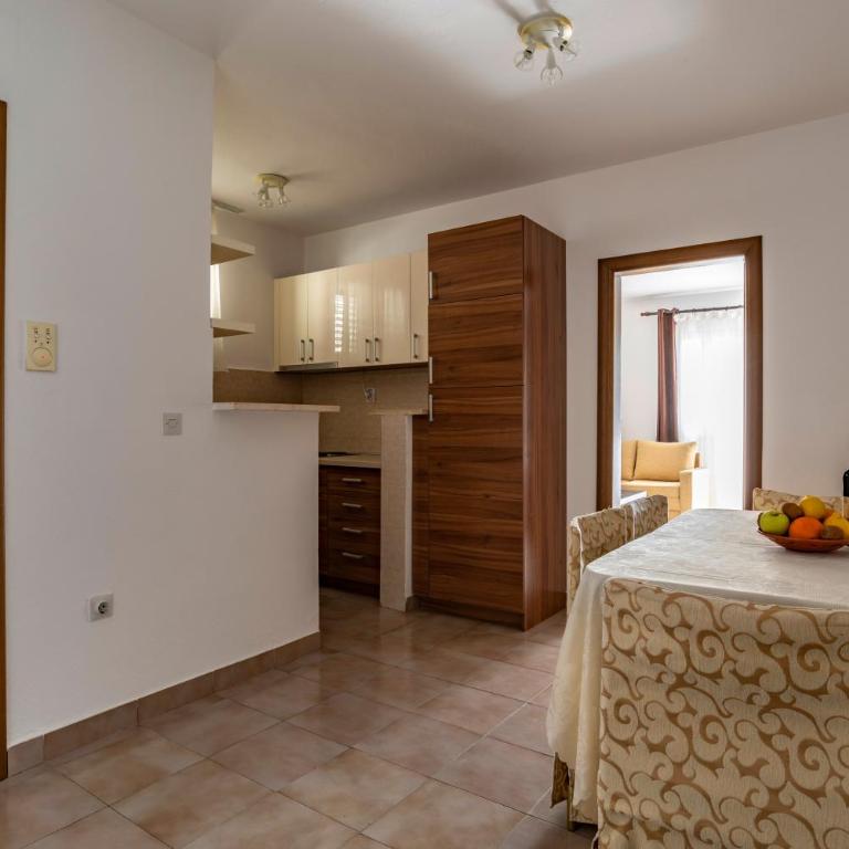 Guesthouse Drašković - Family Room with Balcony - 5