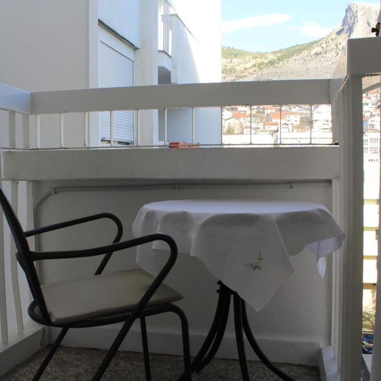 Full View - Single Room with Balcony and shared bathroom - 13