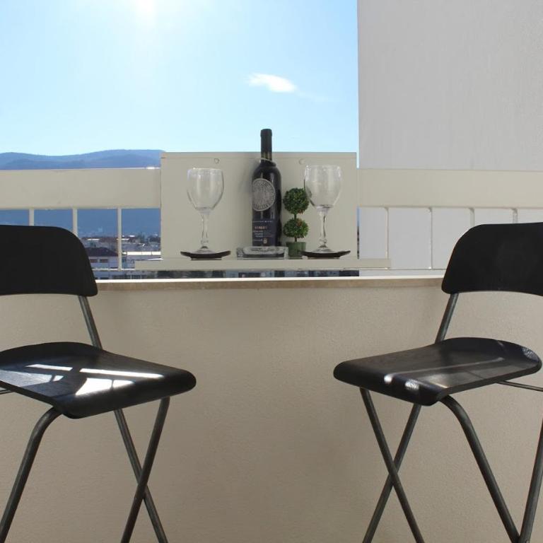 Full View - Double Room with Balcony and Shared Bathroom - 10