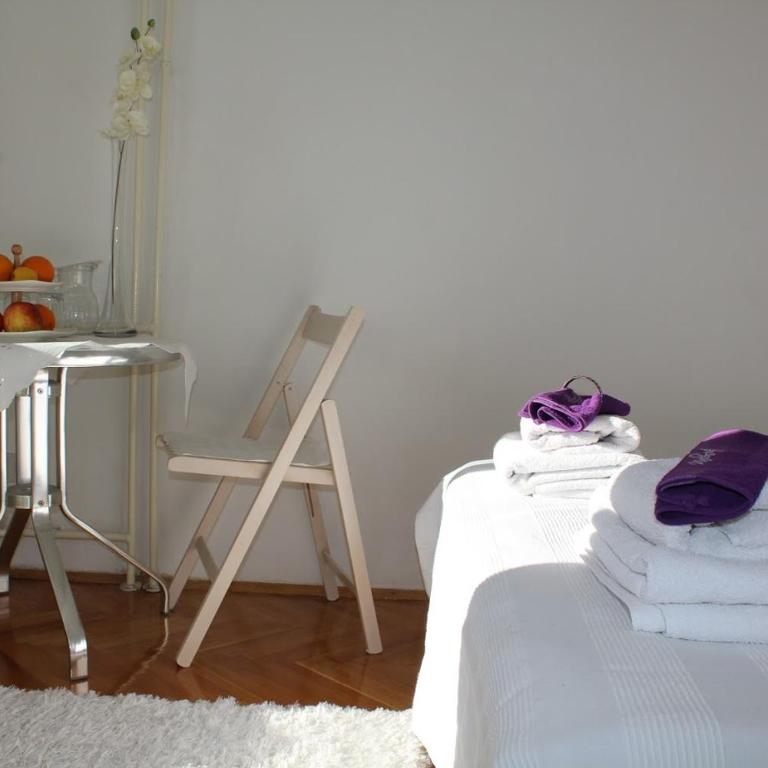 Full View - Double Room with Balcony and Shared Bathroom - 11