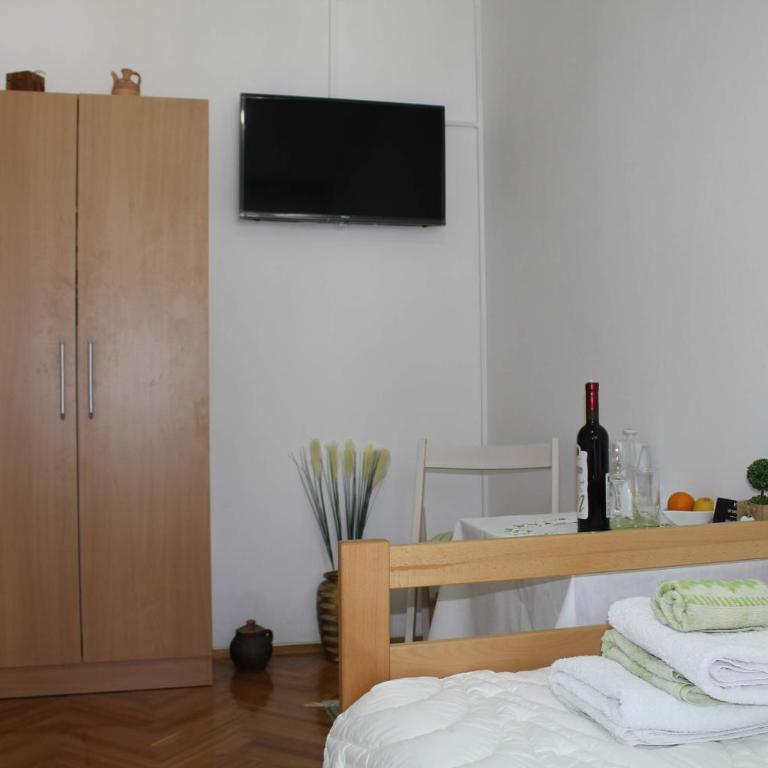 Full View - Single Room with Balcony and shared bathroom - 10