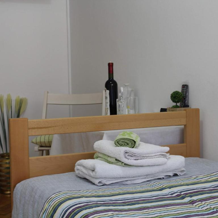 Full View - Single Room with Balcony and shared bathroom - 12