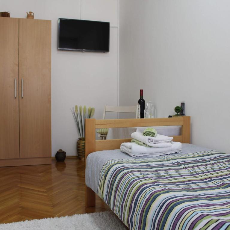 Full View - Single Room with Balcony and shared bathroom - 7