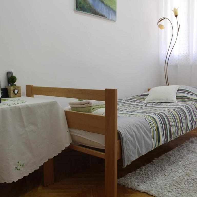 Full View - Single Room with Balcony and shared bathroom - 8
