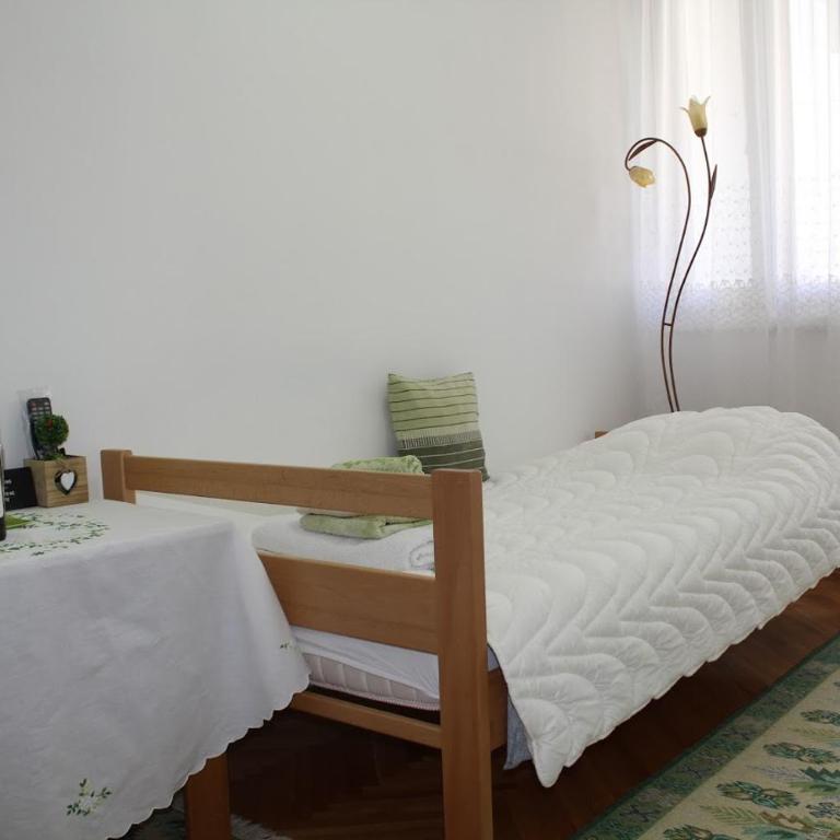 Full View - Single Room with Balcony and shared bathroom - 6