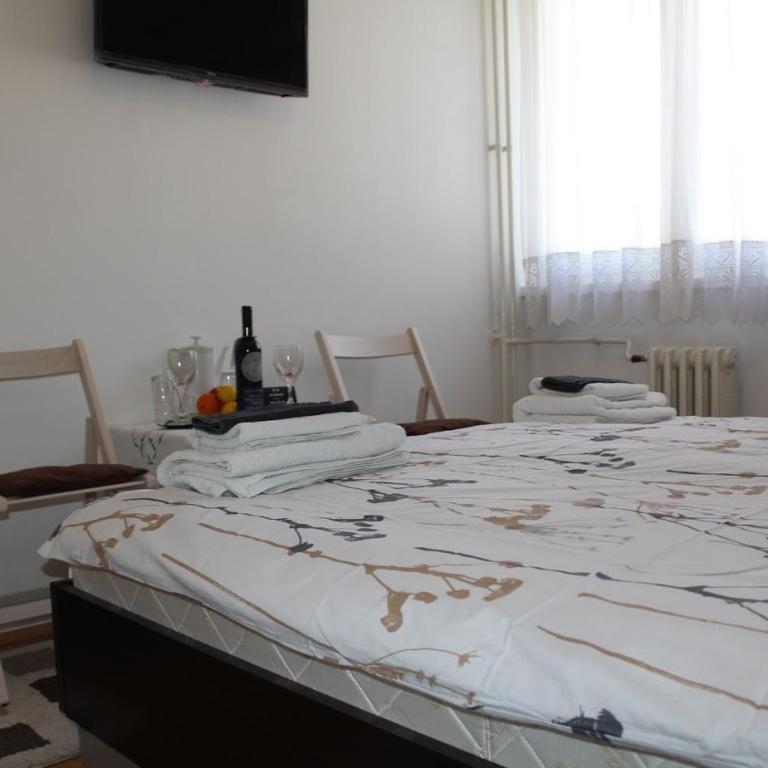 Full View - Double Room with Shared Bathroom - 2