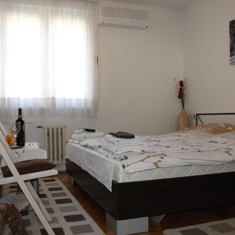 Full View - Double Room with Shared Bathroom - 3
