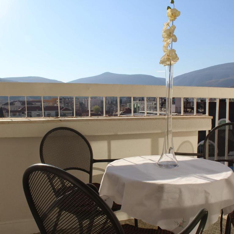 Full View - Apartment With Shared Bathroom - 3