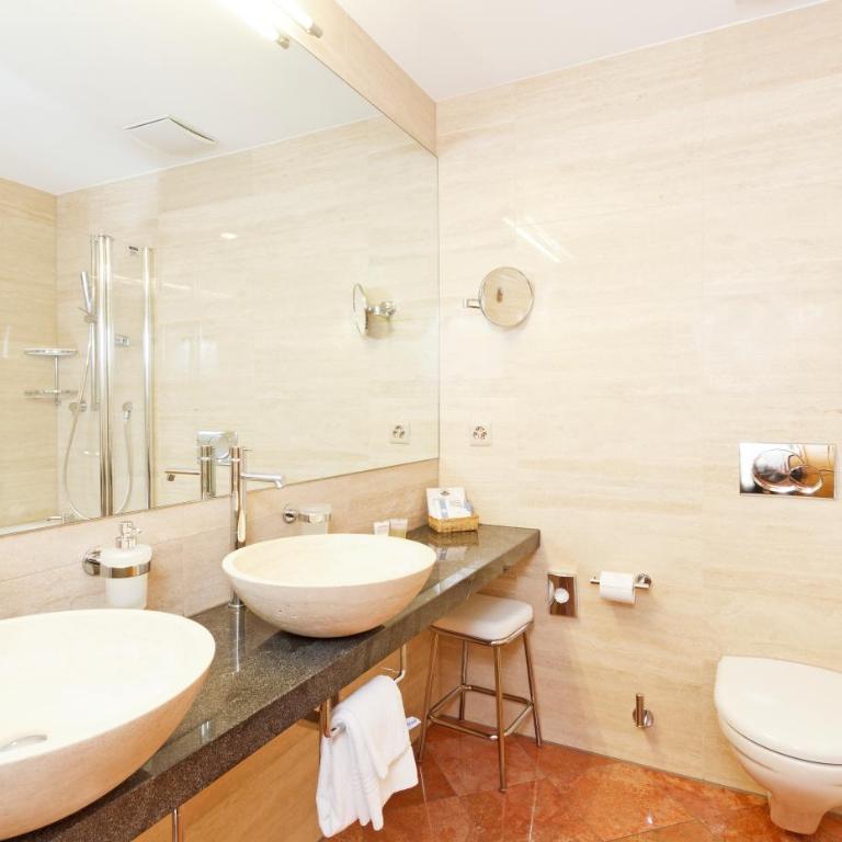 Schweizerhaus Swiss Quality Hotel - Junior Suite mit Seeblick - 5
