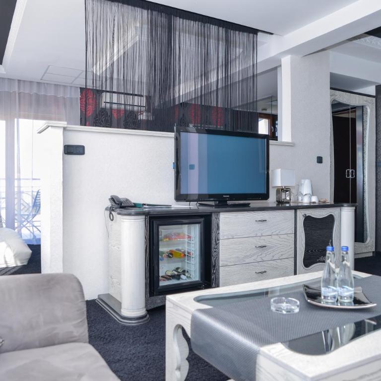 Hill Hotel Wellness & Spa - Suite sa Hidromasažnom Kadom - 10