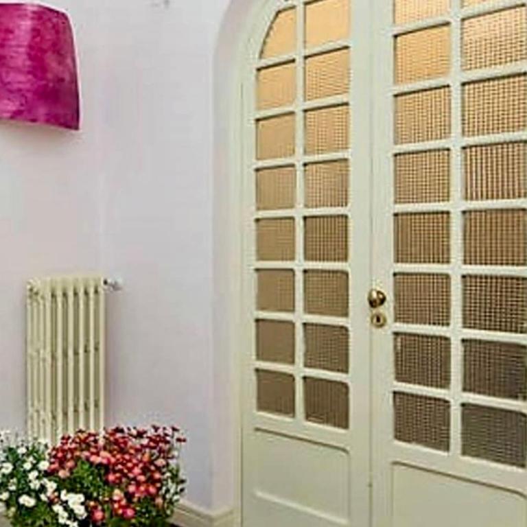 The windows - One-Bedroom Apartment - 6