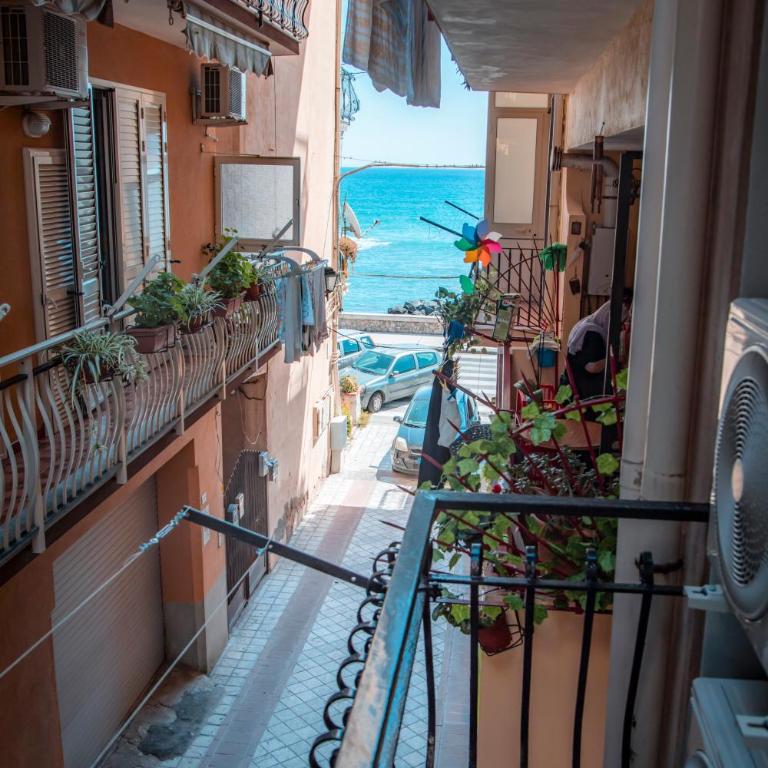 Nery Home Giardini Naxos - Camera King con Balcone - 4