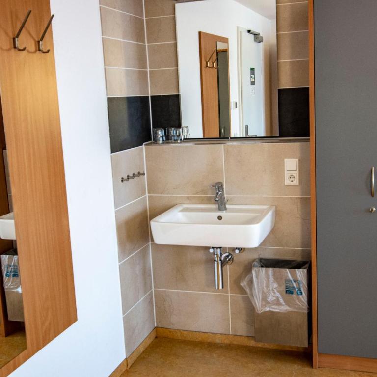 Ausbildungshotel St. Theresia - Single Room with Shared Toilet - 4