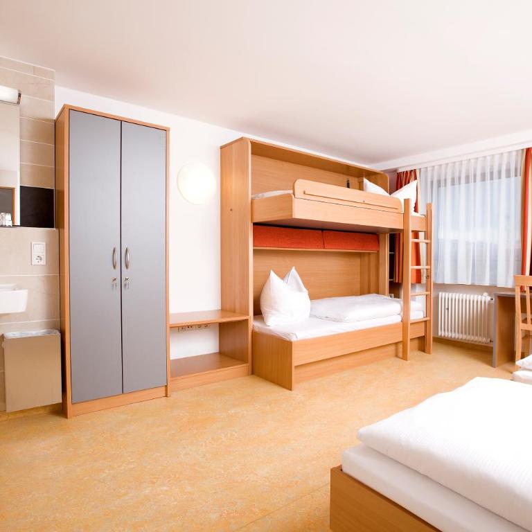 Ausbildungshotel St. Theresia - Triple Room with Shared Bathroom - 6
