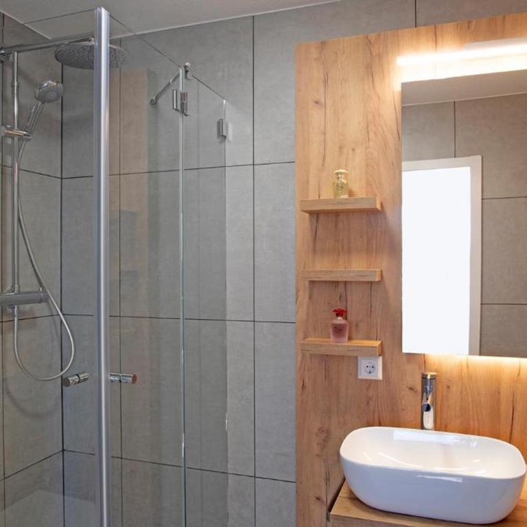 Hotel & Gutsgasthaus Köberle - Kleines Doppelzimmer mit separatem Badezimmer - 1