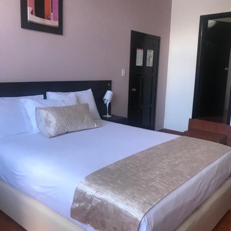 Hotel Mediterraneo Quito - Deluxe Queen Room - 4