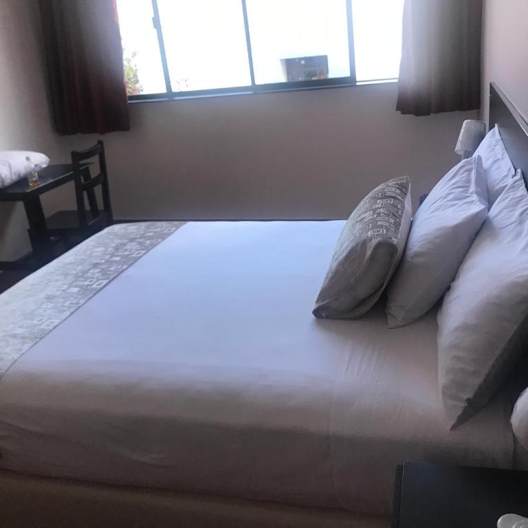 Hotel Mediterraneo Quito - Deluxe Queen Room - 5