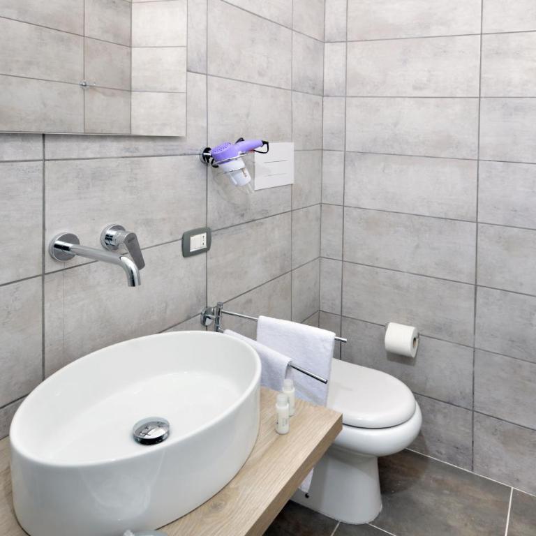 B&BCentral Station Napoli - Camera Quadrupla con Bagno Privato - 5