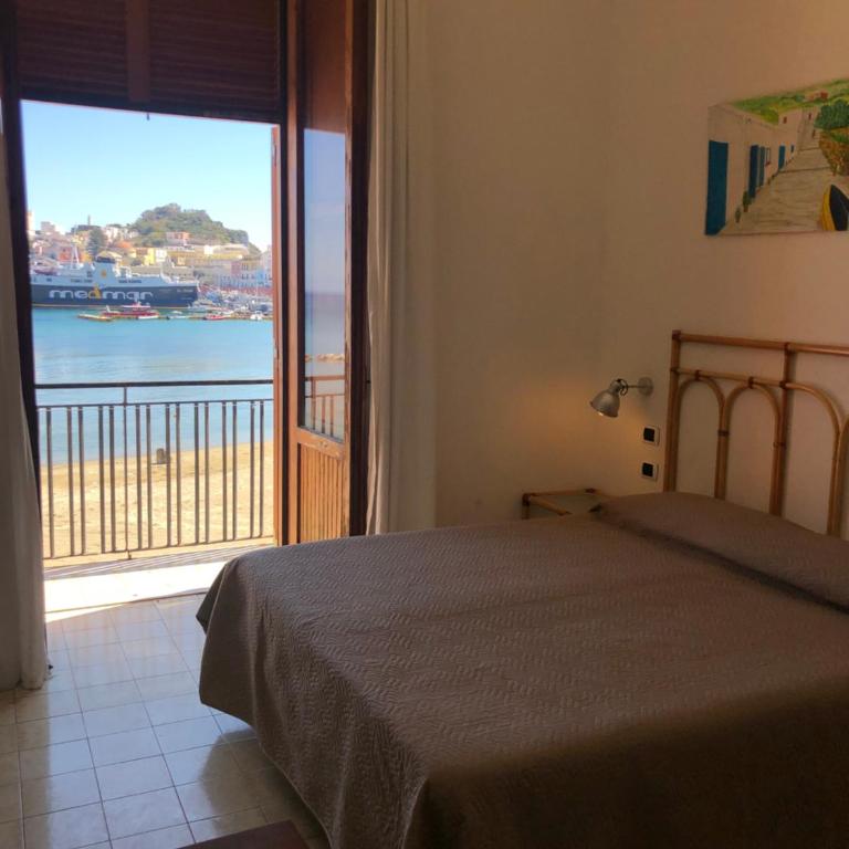 VisitPonza - Le Stanze Sulla Spiaggia - Camera Matrimoniale con Vista Mare - 1