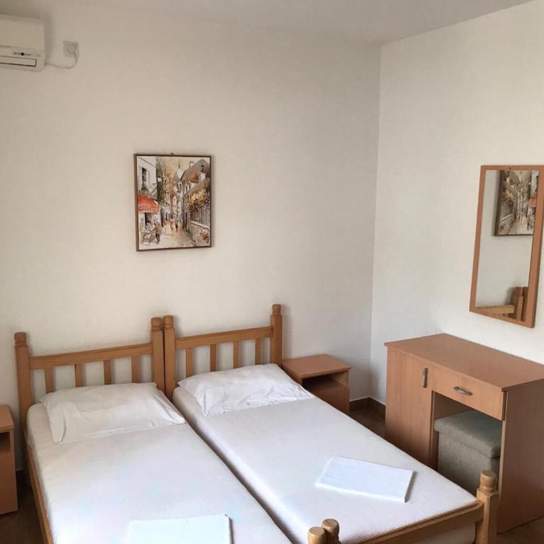 Apartmani Franeta Budva - Dvokrevetna Soba s Bračnim Krevetom/Zasebnim Krevetima i Kupatilom - 13