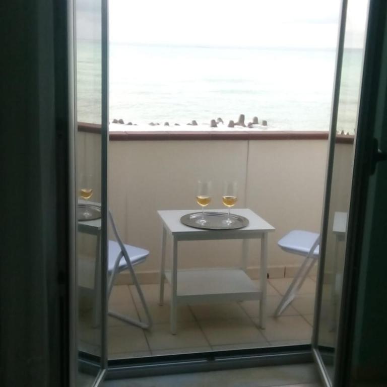B&b la finestra sul mare - Camera Matrimoniale Deluxe con Balcone e Vista Mare - 2