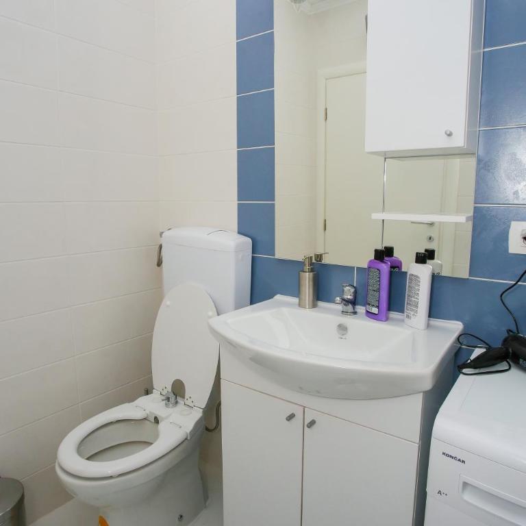 Guesthouse Aurora - Quadruple Room with Private Bathroom - 9