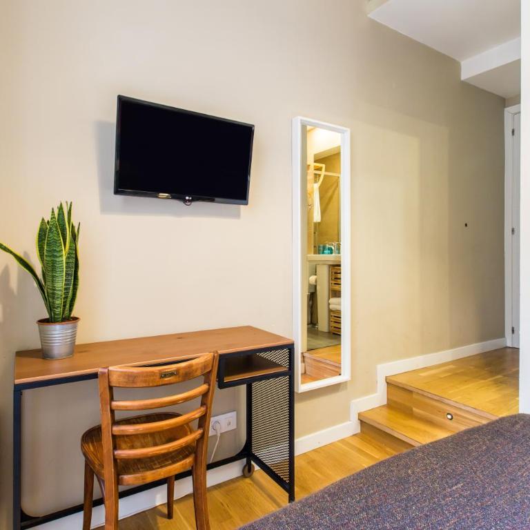 El Born Guest House by Casa Consell - Small Double Room - 8