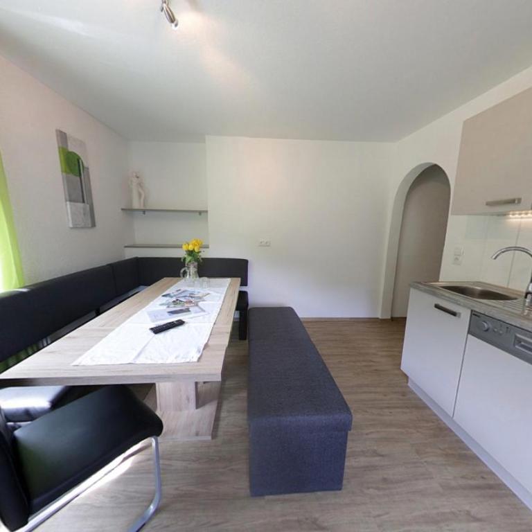 Gästehaus Neuhauser - Apartment mit 3 Schlafzimmern und Dusche - 3