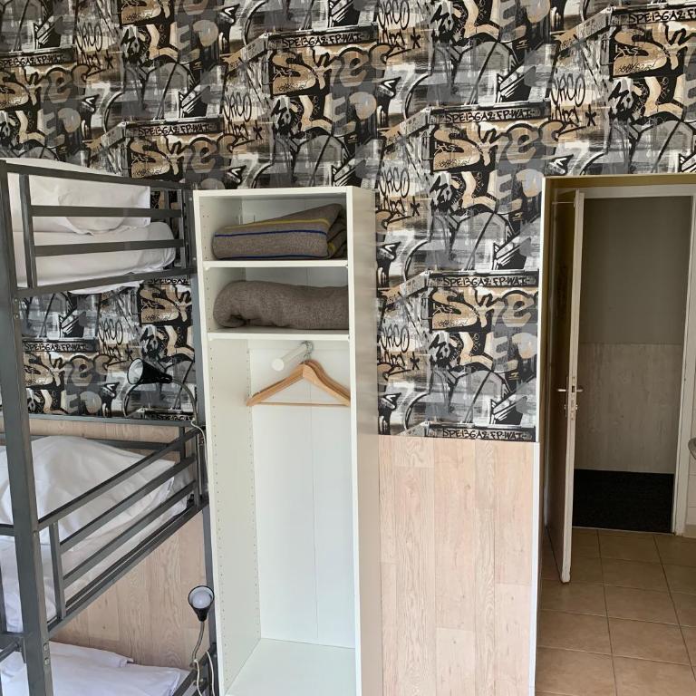 Hotel Central - Chambre Triple avec Lits Superposés et Toilettes Communes - 3