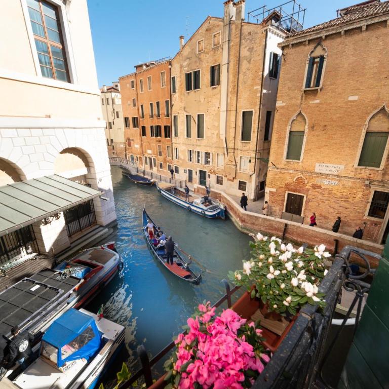 Domus Superior - Camera Matrimoniale Superior con Balcone e Vista Canale - 11
