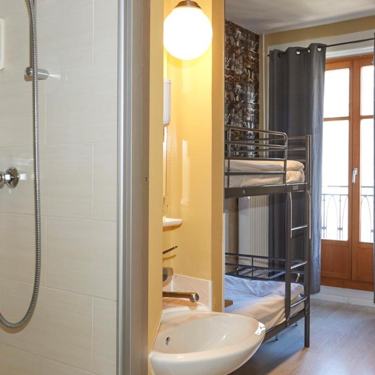 Hotel Central - Chambre avec Lits Superposés et Toilettes Communes - 3
