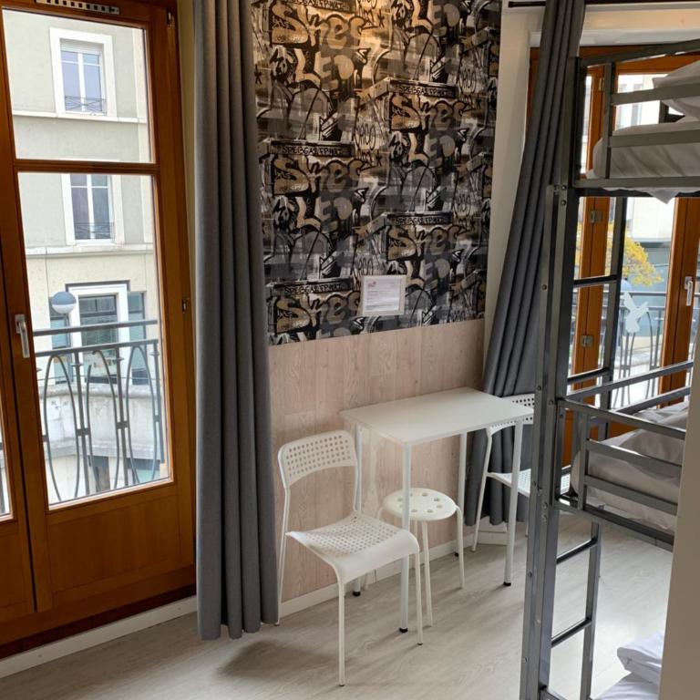 Hotel Central - Chambre Triple avec Lits Superposés et Toilettes Communes - 1