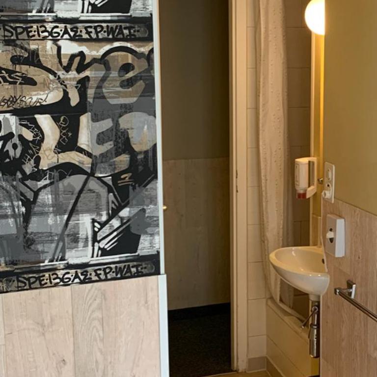 Hotel Central - Chambre Triple avec Lits Superposés et Toilettes Communes - 4