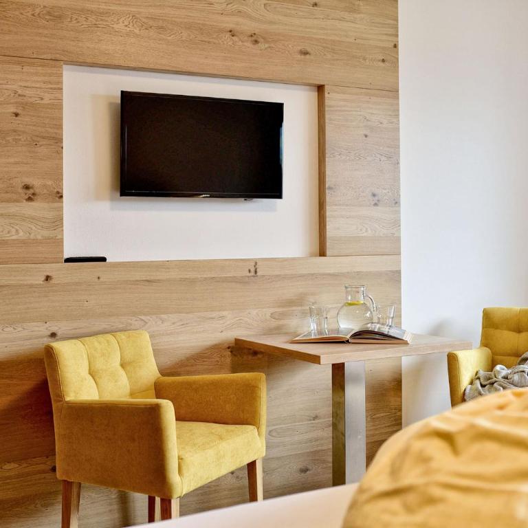 Hotel Tiroler Kreuz - Doppelzimmer mit Poolblick - 3