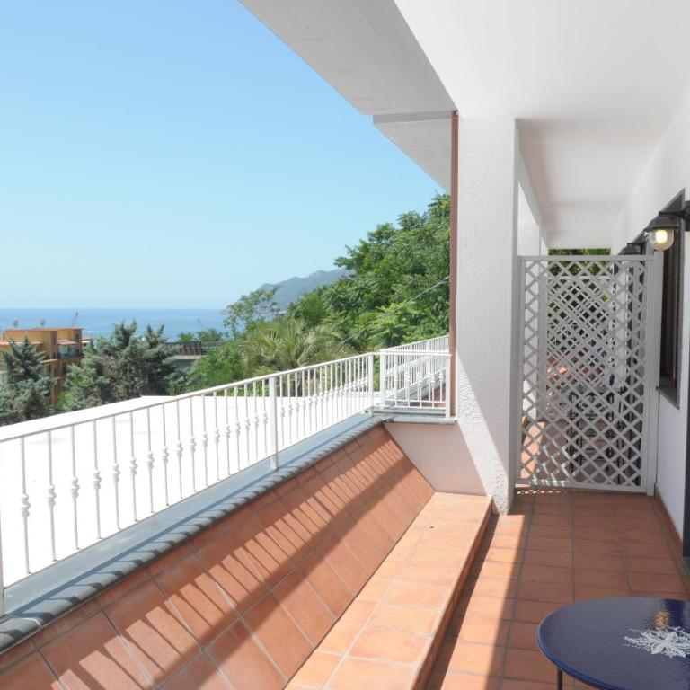 Villa Poseidon -Boutique Hotel- - Camera Matrimoniale con Balcone e Vista Mare - 17