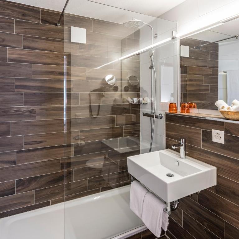 Central Sporthotel Davos - Superior Zimmer West mit Balkon - 5