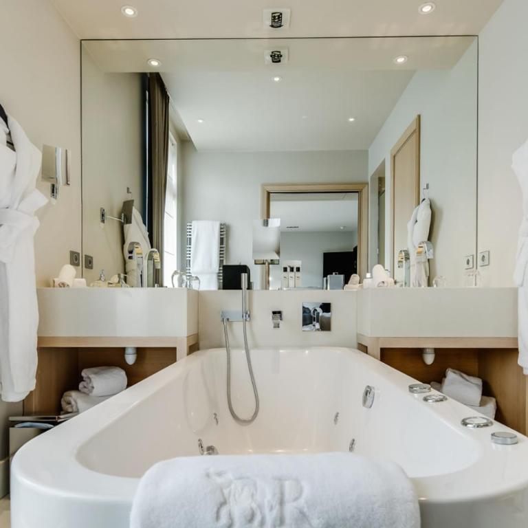 La Réserve Paris Apartments - Three Bedroom Eiffel Apartment - 2
