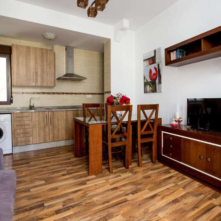Apartamentos Casa de la Lonja - Two-Bedroom Apartment with Balcony.C/ San Jerónimo 2 - 4